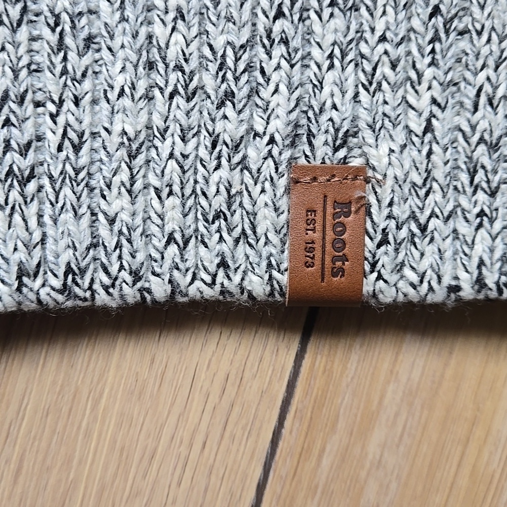 NWT ROOTS Snowy Fox Mock Neck Sweater size S - Picture 7 of 9